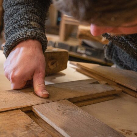 detail-geste-restauration-parquet-atelier-drouin-gandon