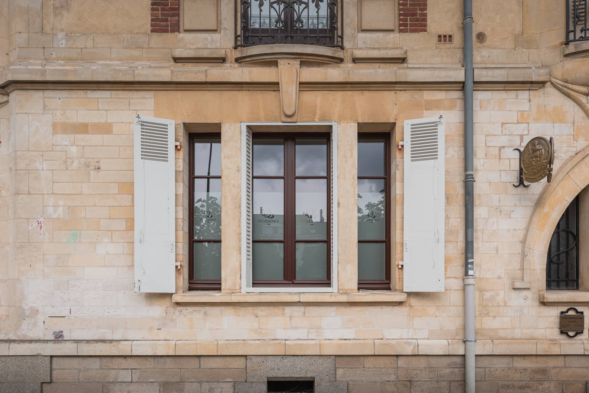 vue-exterieure-fenetre-renovation-locaux-notaire-hoche-rennes